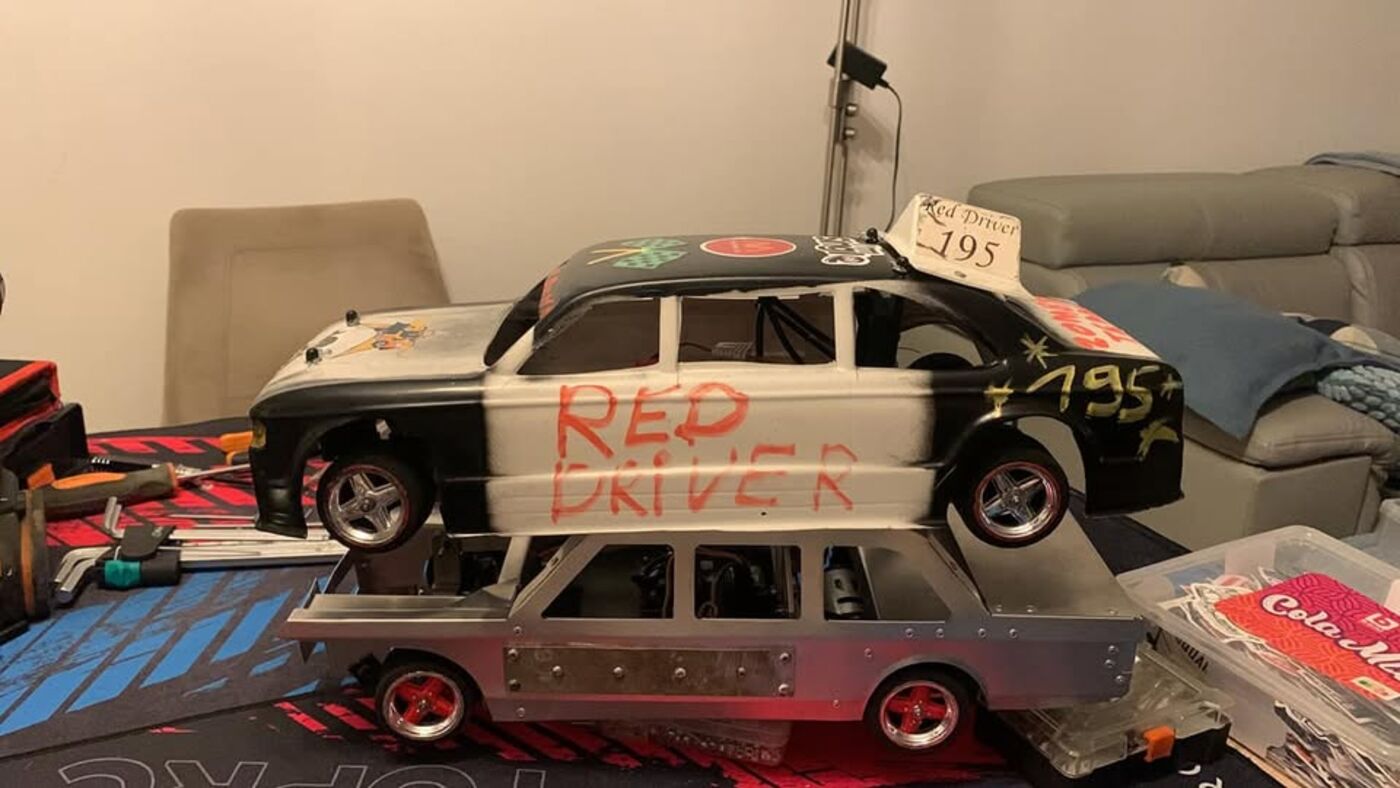 Een gehavende RC banger met de rijdersnaam op de deur geschilderd.