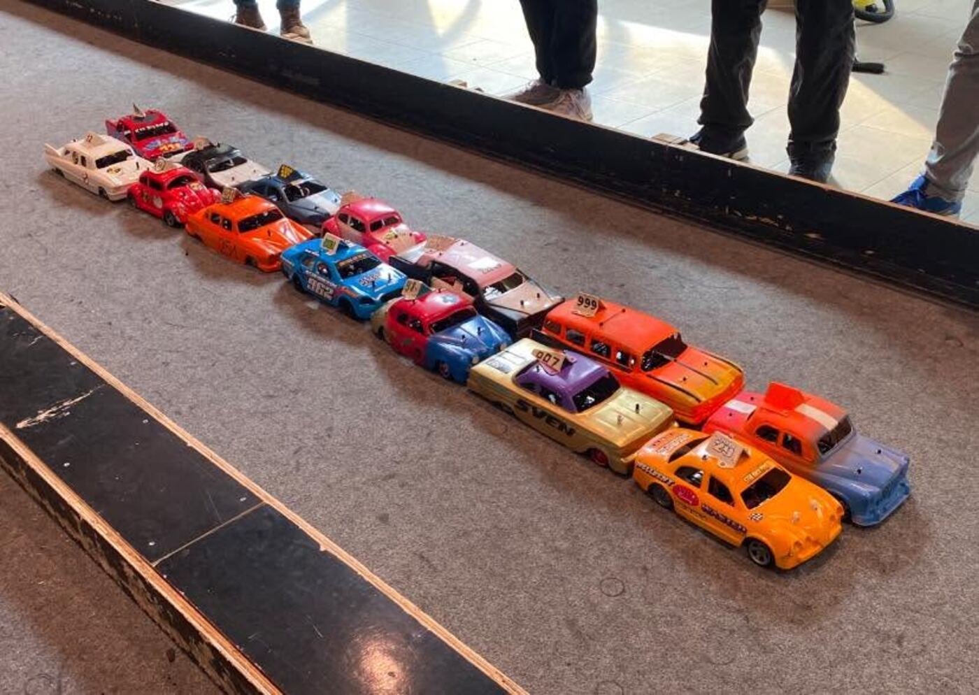 Een rij zelfgebouwde RC bangers op de baan, klaar voor de start.
